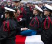 法国警察为恐袭遇难同事举行公祭 总统奥朗德出席致哀
