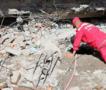 尼泊尔灾区废墟上的中国救援队