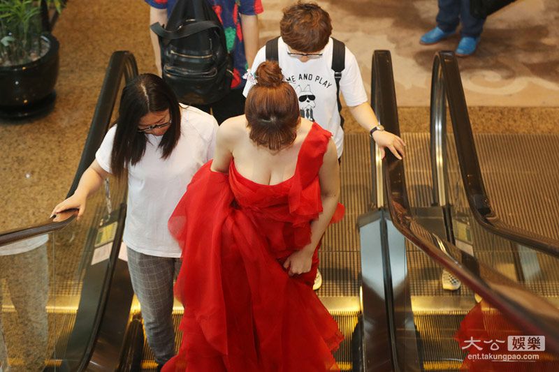 柳岩红裙现身仙气十足 与大鹏嬉闹秒变"女神经"