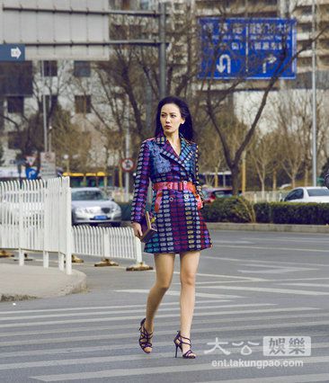 唐于鸿时尚街拍曝光 秀美腿细腰展完美曲线