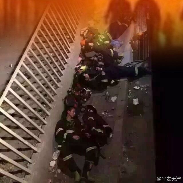 天津爆炸消防官兵已奋战30个小时 困倒街头_大公图片_大公网