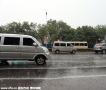 天津爆炸事故后首次降雨 路面现大量白色泡沫