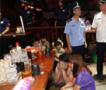 广东茂名出动350警力夜查市区酒吧娱乐城