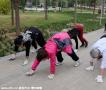 郑州市民公园爬行锻炼场面壮观 医生称有效