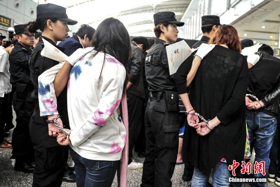 47名跨境电信诈骗犯罪嫌疑人被押解抵上海