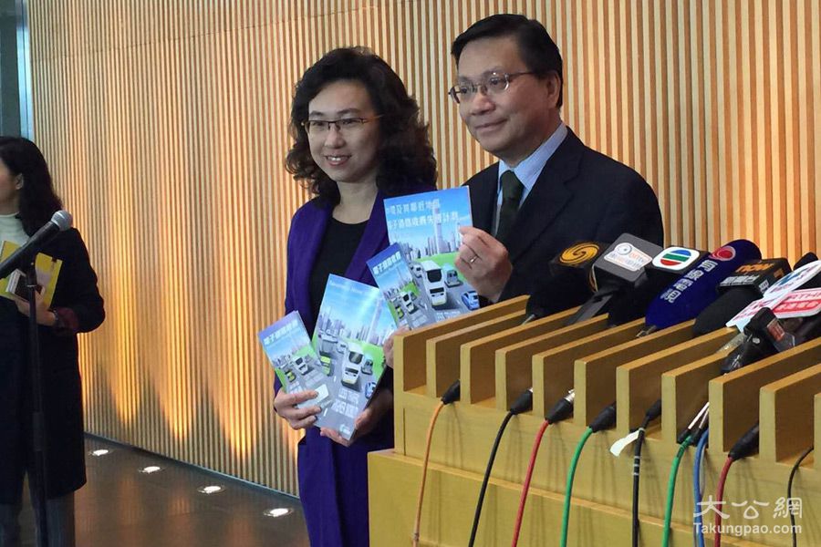 1/3 运输及房屋局局长张炳良,运输署署长杨何蓓茵 大公报记者 陈卓