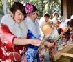 日本美女导游盛装打扮提前庆祝“成人节”