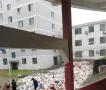 高校宿舍楼垃圾“堆积成河” 学生捏鼻进出