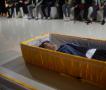 重庆大学生写“遗书”躺棺材“体验死亡”