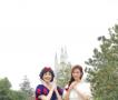 林志玲现身上海迪士尼 和“白雪公主”合影