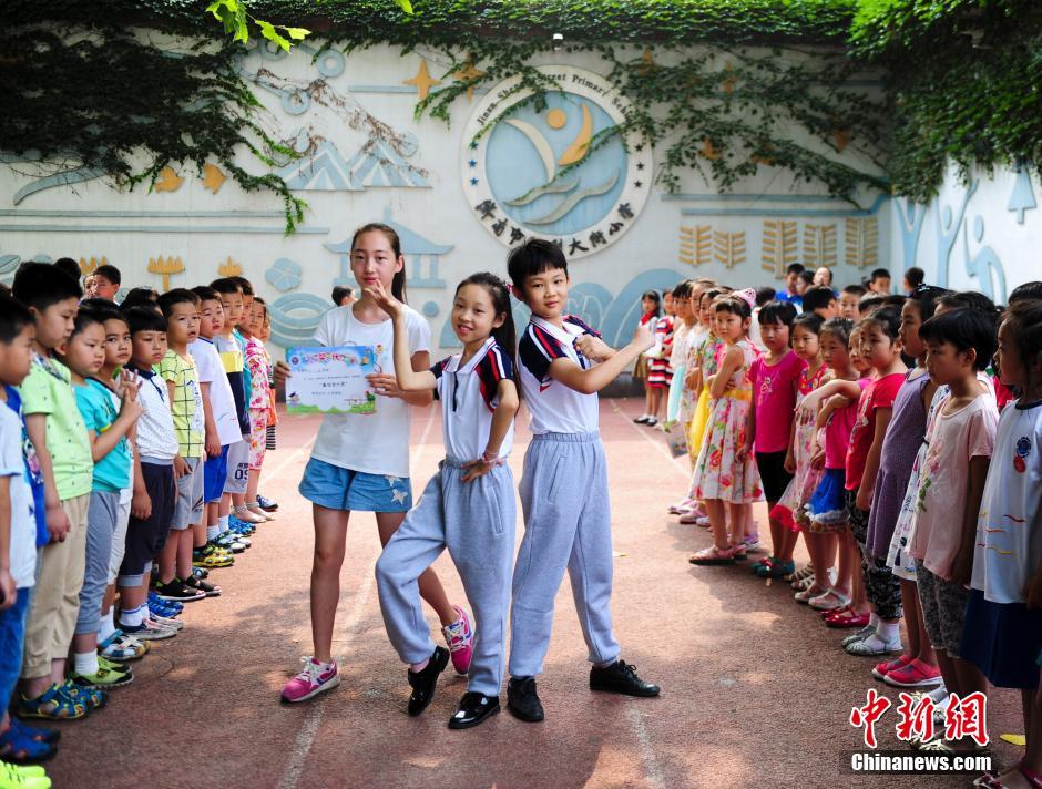 当日,济南胜利大街小学上演校服展示秀,小学生们身着自主设计的8款