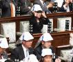 日本高官集体戴头盔开会