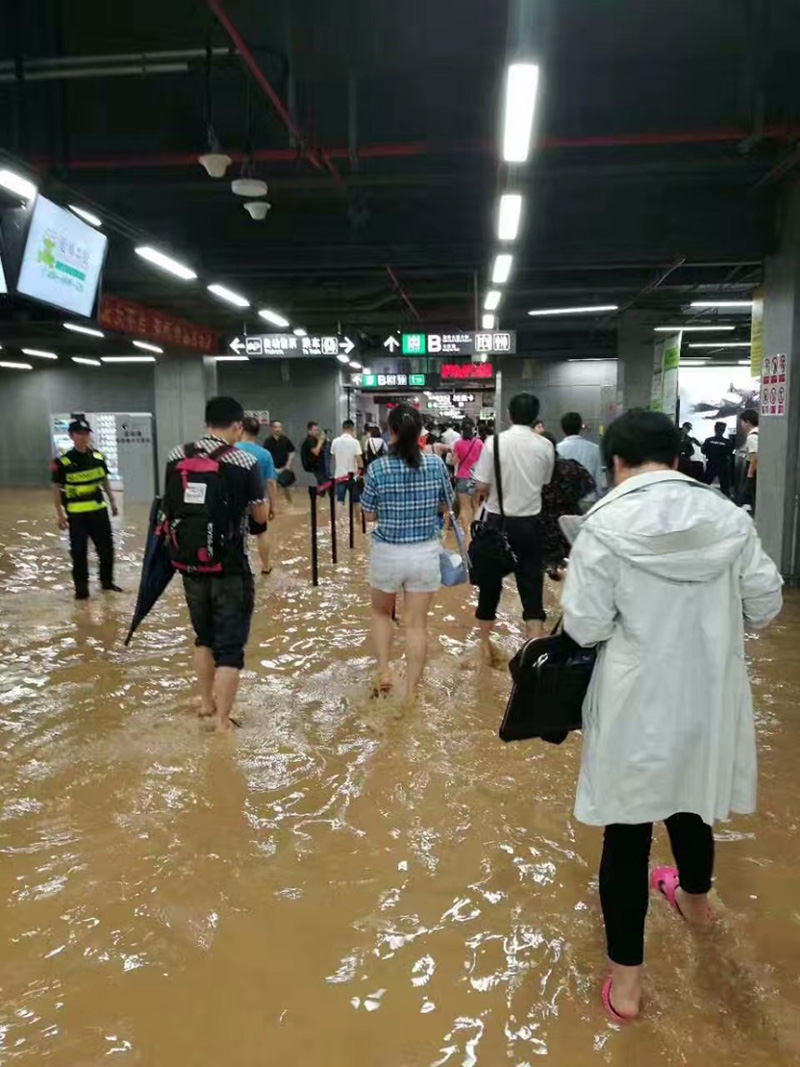 深圳强暴雨部分地铁站点遭淹 道路积水严重车辆被"浸"