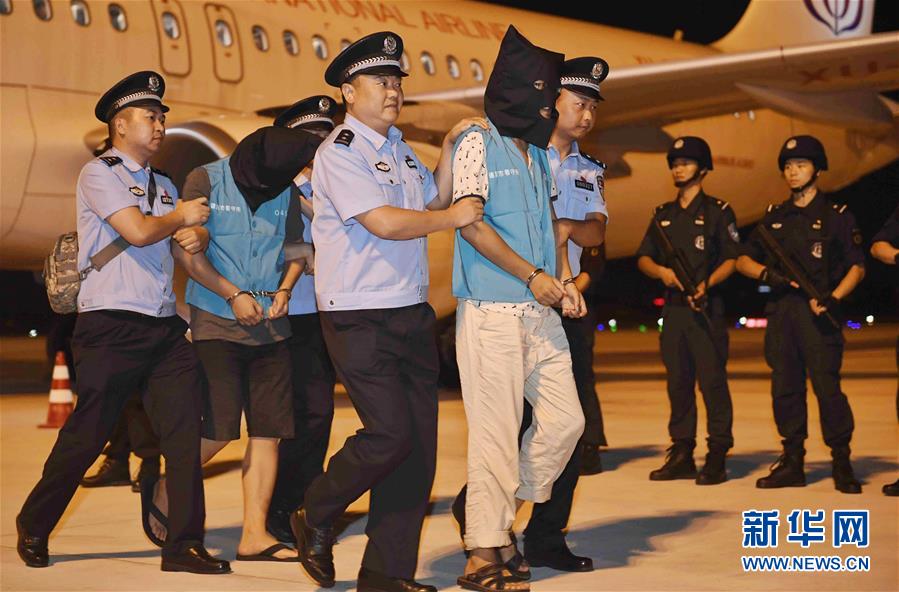 122名特大跨境电信诈骗案嫌犯从柬埔寨押解回国