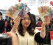 迎新年！香港市民排长队换新钞