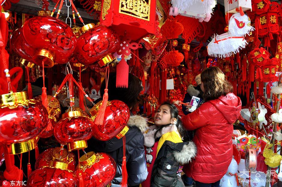 上海:元宵节临近 各式花灯走俏