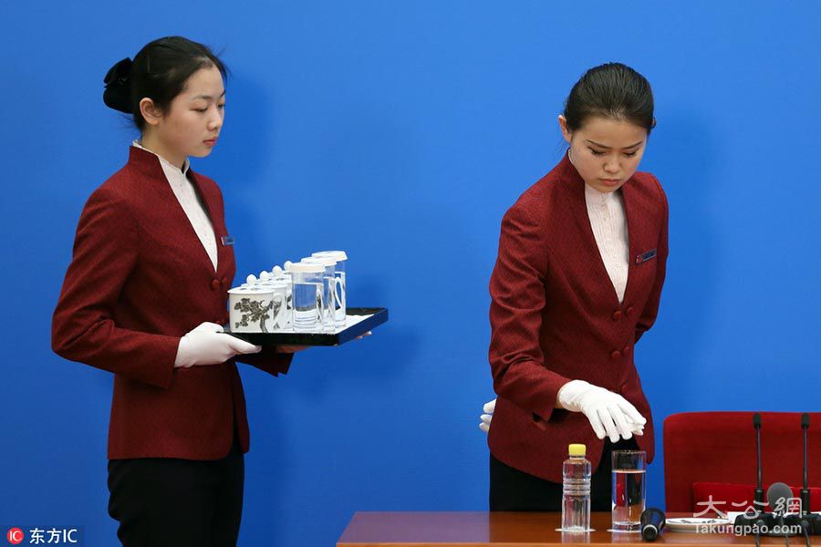 两会掠影|人民大会堂茶水服务生一丝不苟服务大会