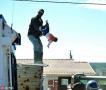 南非男子抵制政府拆除非法建筑 狠心将6月大婴儿抛下屋顶