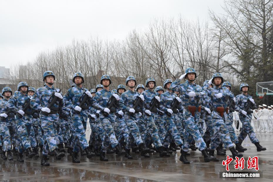 海军大连舰艇学院举行庆祝海军成立69周年阅兵活动