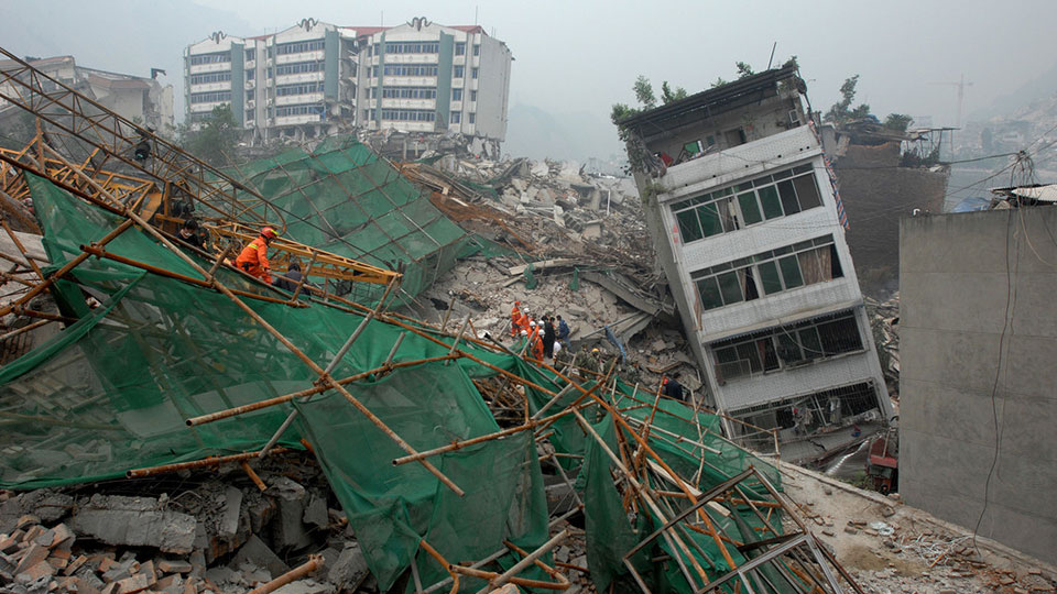 地震现场的一栋5层楼房,10年过去只剩下3层露在外面